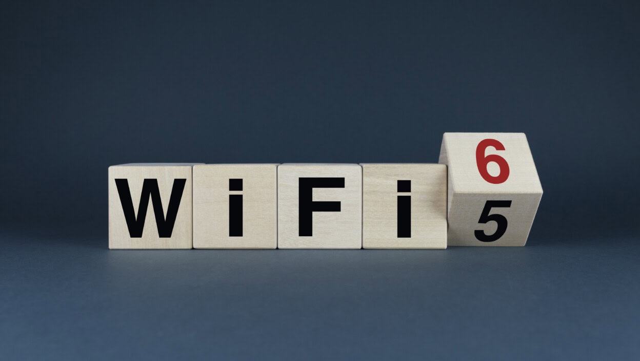 WiFi 5 do WiFi 6 Kostki tworzą słowa WiFi 5 do WiFi 6 Koncepcja przejścia na najnowsze standardy sieci bezprzewodowych Technologie internetowe Komunikacja
