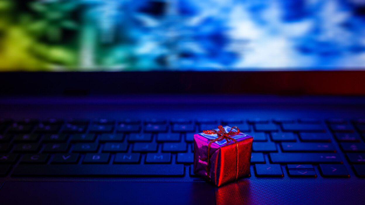 Małe czerwone pudełko podarunkowe na klawiaturze laptopa