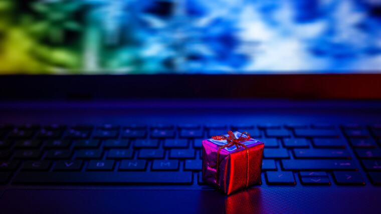 Małe czerwone pudełko podarunkowe na klawiaturze laptopa