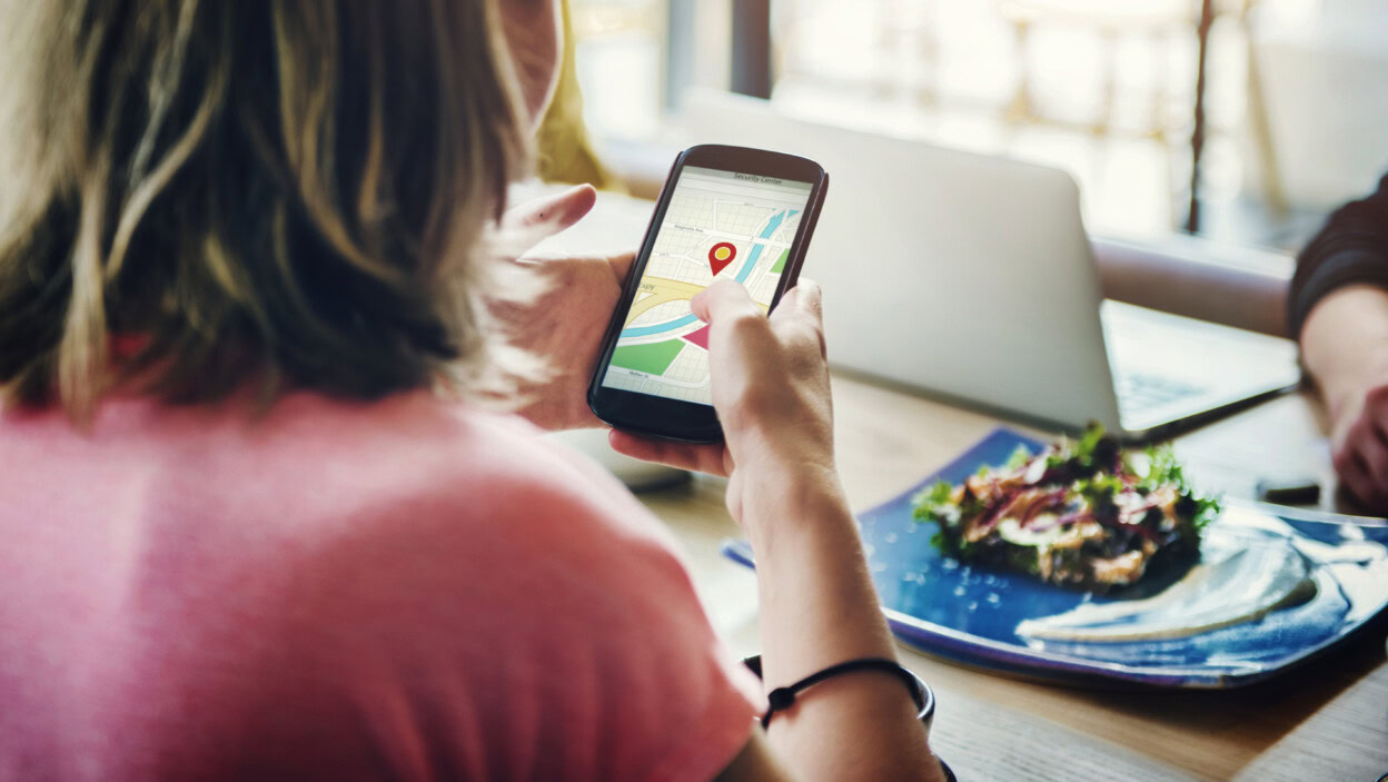 Widok z tyłu kobiety używającej telefonu komórkowego