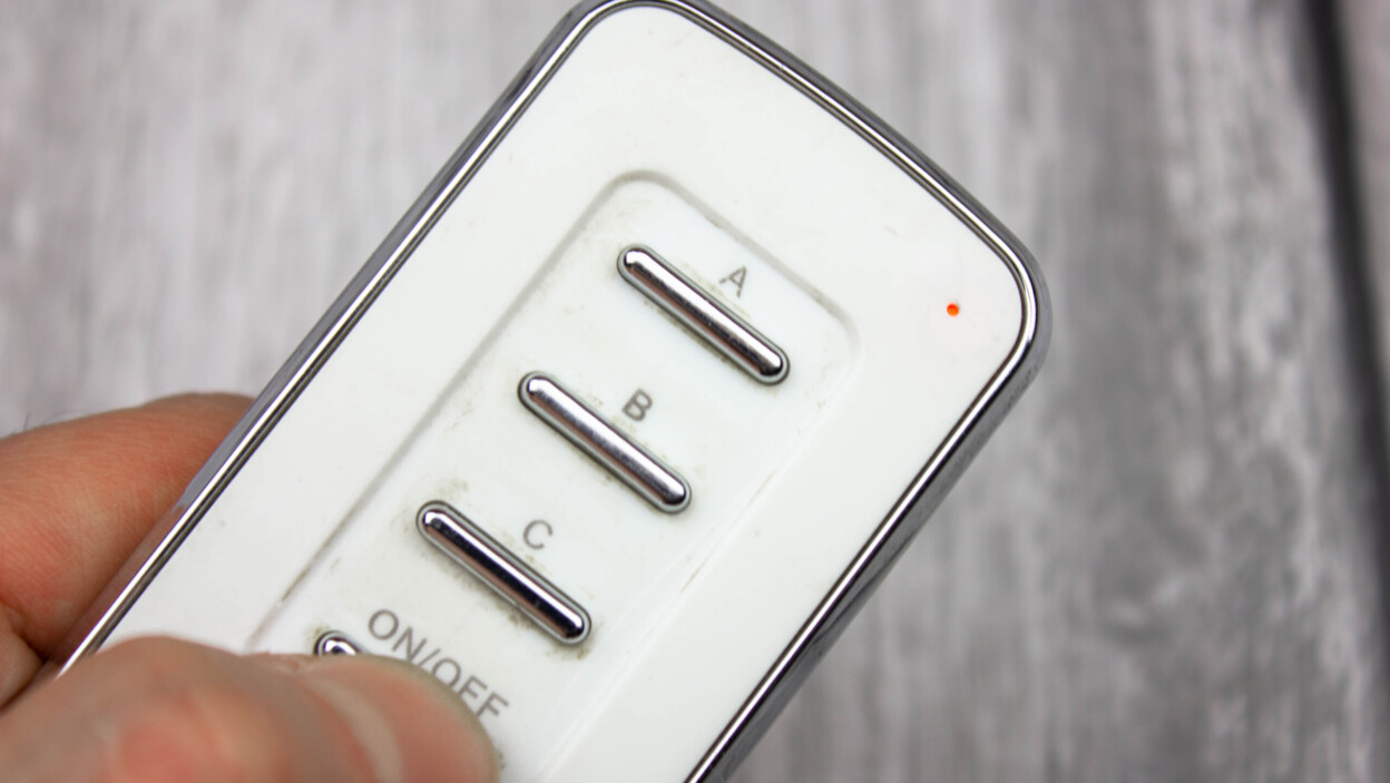 Pilot w ręku z czerwonym wskaźnikiem zbliżenia