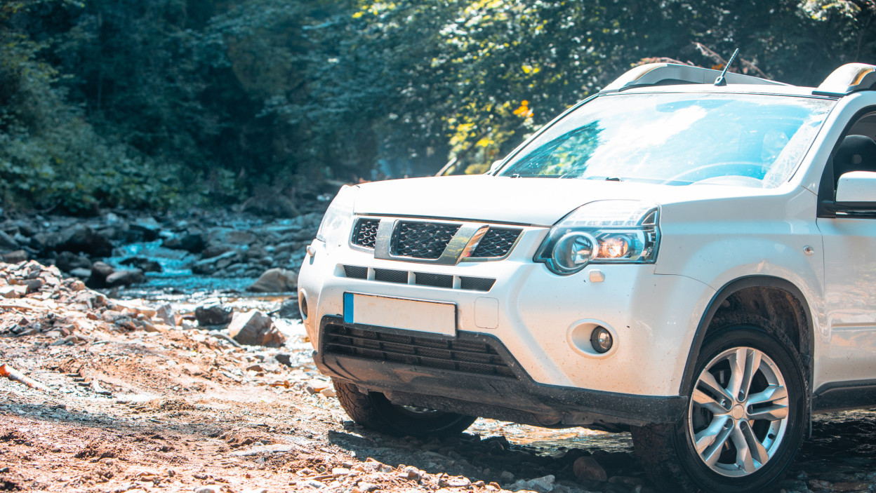 Zatoczka gór samochodów suv na tle