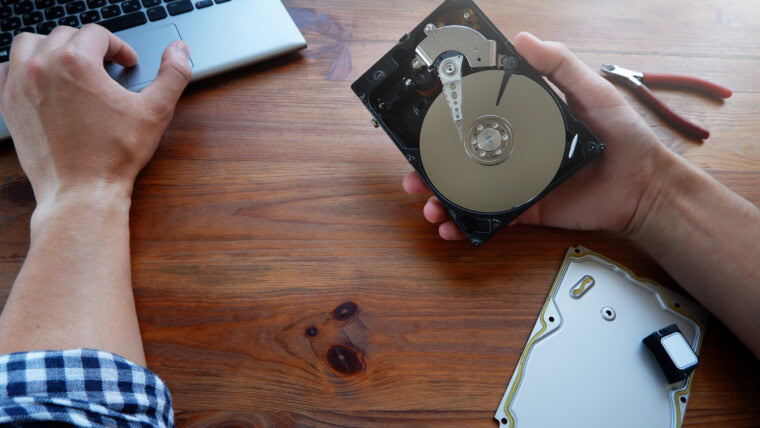 Kreator przywraca i czyści dysk twardy Zdjęcie pierwszej osoby Ręce z zbliżeniem narzędzia