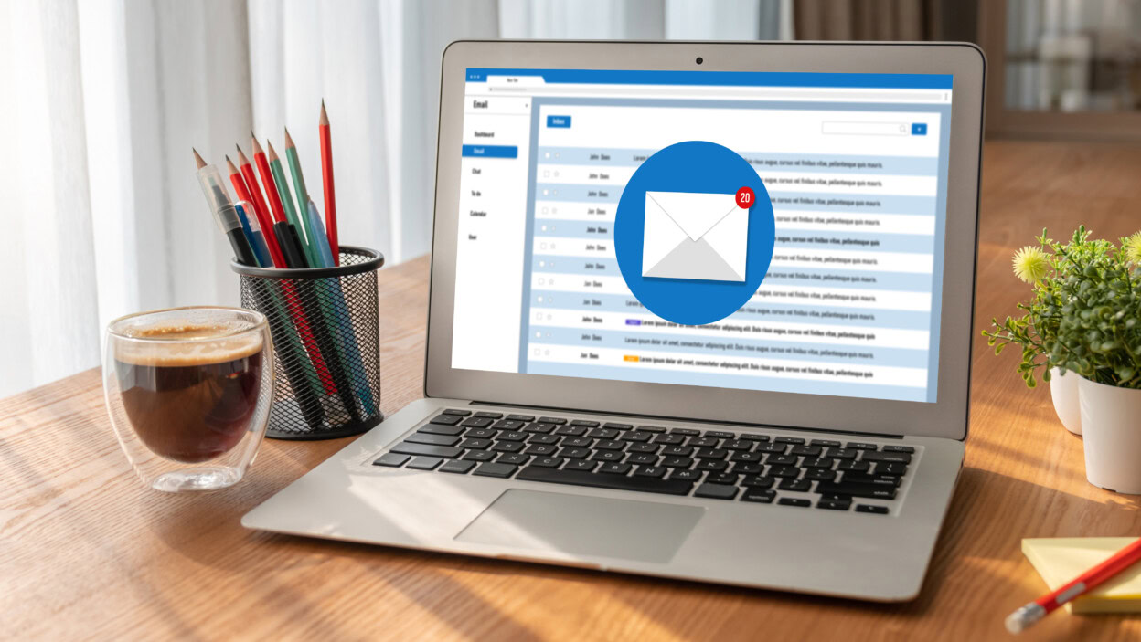 Wiadomość e-mail z powiadomieniem wyświetlana na ekranie komputera