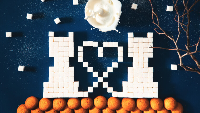 Koty w kostkach cukru na dachu w nocy