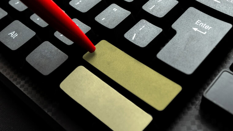 Klawiatura komputerowa i symbol nośnik informacji do komunikacjiKlawiatura laptopa do pisania nowego