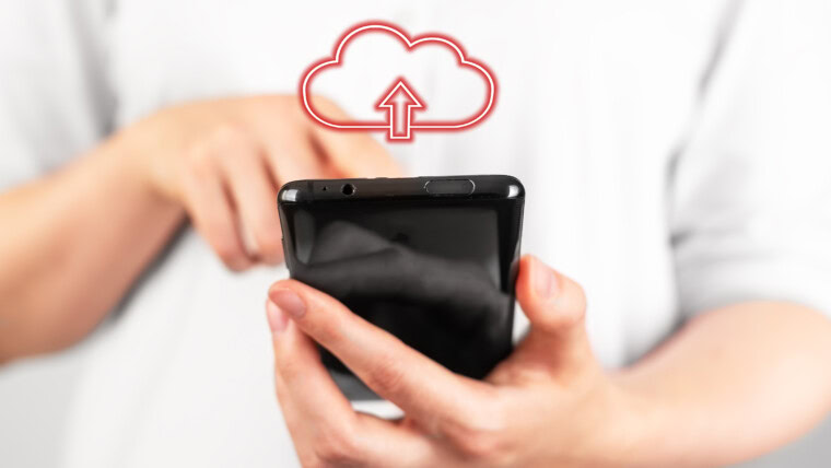 Kobieta trzymająca telefon w celu nielegalnego pobrania plików Koncepcja piractwa internetowego Nielicencjonowane programy nieautoryzowane aplikacje wykorzystujące mobilne złośliwe oprogramowanie