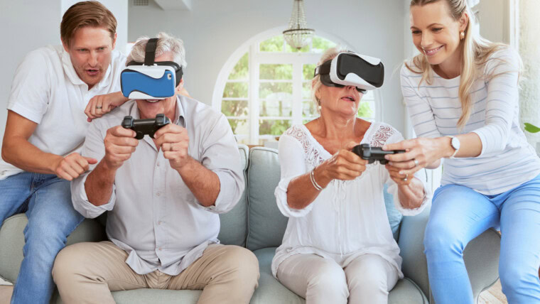 Futurystyczna rodzina z grami wideo VR lub okularami wirtualnej rzeczywistości w domu z parą pomagającą starszym ludziom Metaverse futures i starsi ludzie grają razem w aplikację do symulacji 3D ai