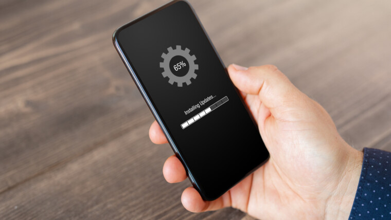 Osoba instalująca aktualizacje oprogramowania na telefonie komórkowym