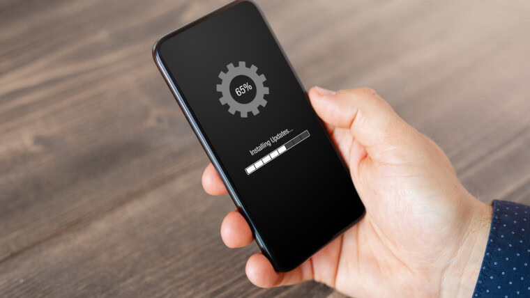 Osoba instalująca aktualizacje oprogramowania na telefonie komórkowym
