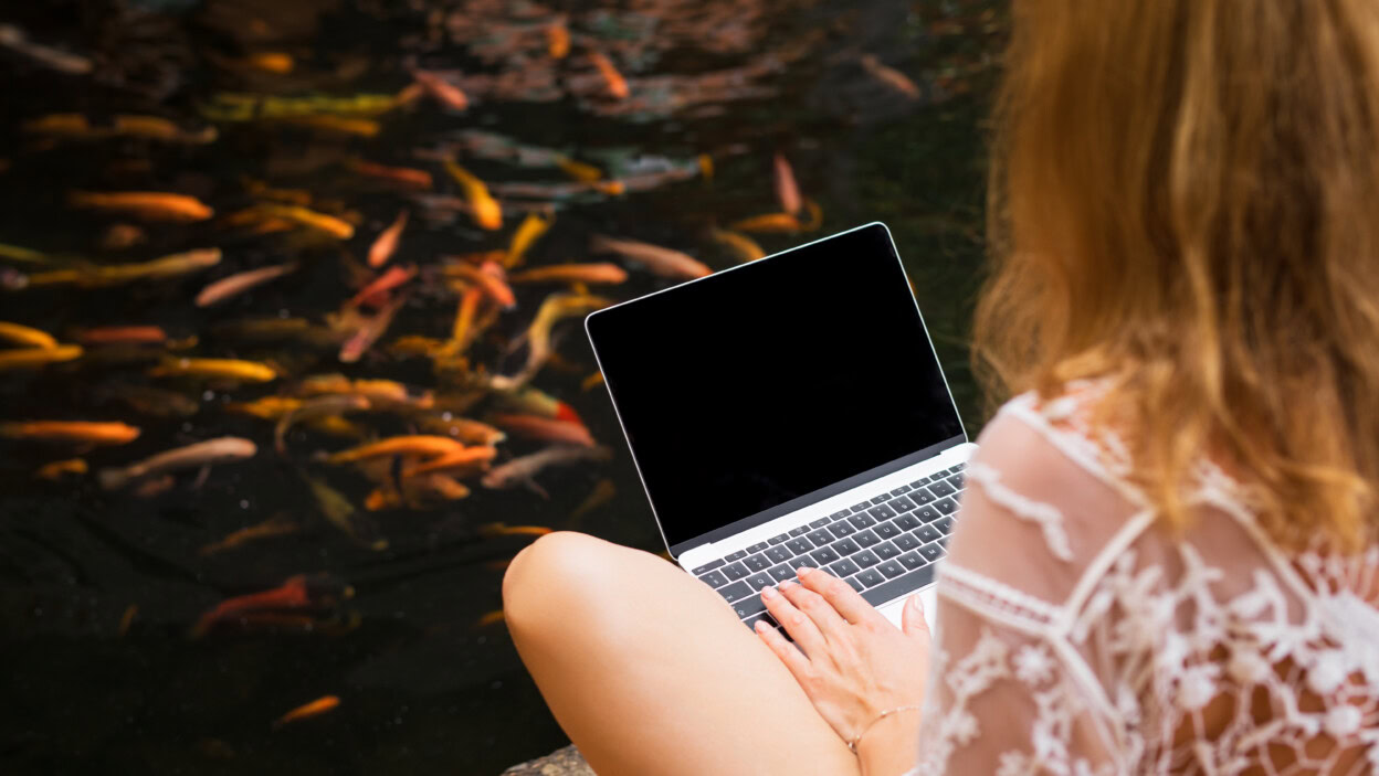 Kobieta pracująca z laptopem zen like