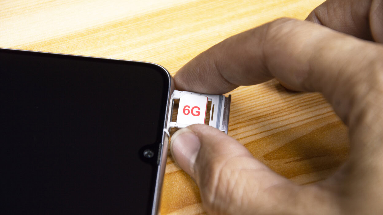 Technologia G Koncepcja internetowa Karta SIM w tacy smartfona na drewnianym stole zbliżenie Koncepcja sieci 6G szybki mobilny internet Koncepcja biznesowa sieci New Age nowoczesna technologia internet i sieć