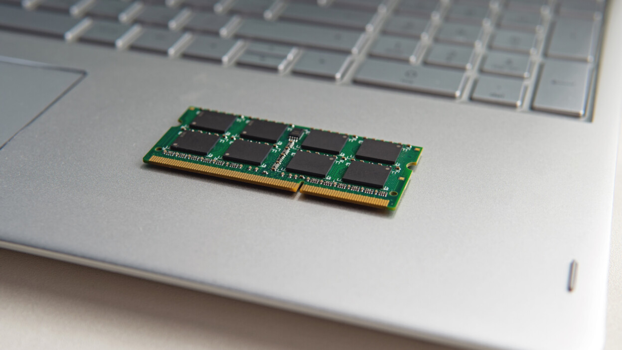 Moduł karty pamięci DDR3 sodimm RAM w czarnym zbliżeniu laptopa