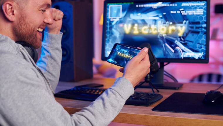 Świętowanie zwycięstwa Streamer online gra w strzelankę FPS w domu
