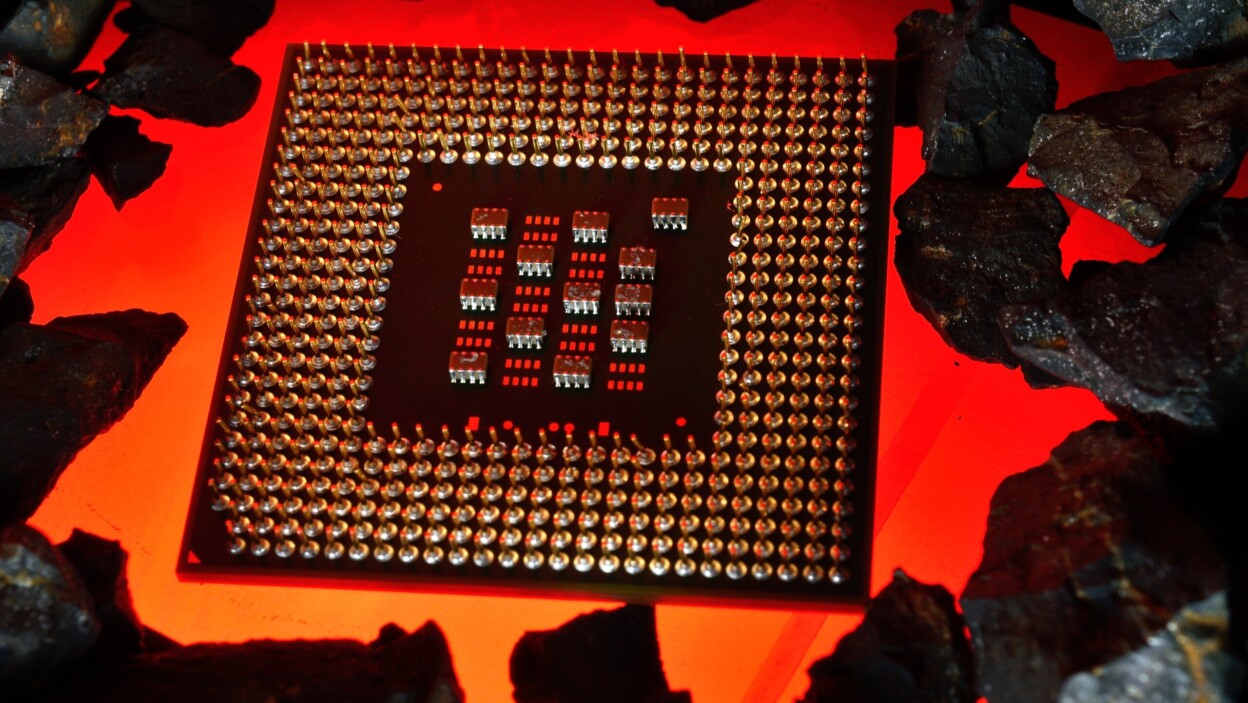 Mikroprocesor z komputera leży na gorących węglach Zbliżenie