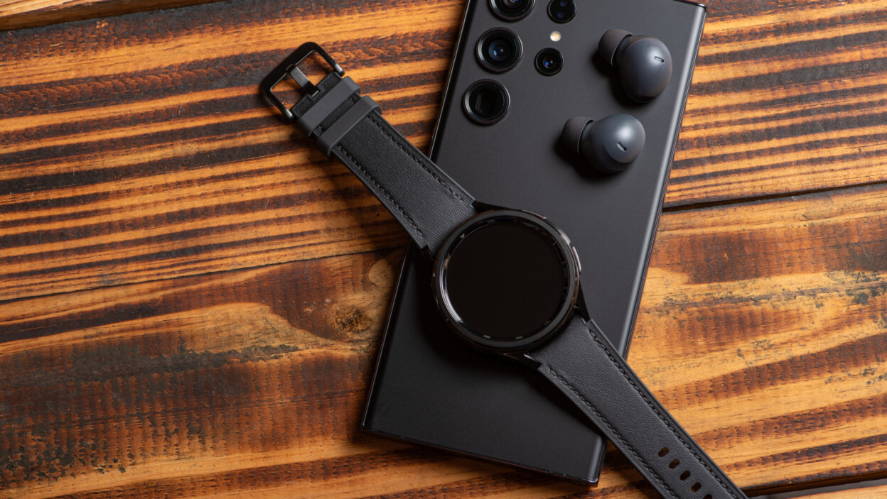 Samsung Galaxy Watch 6 Classic smartwatch S23 ultra telefon komórkowy i Galaxy Buds 2 Pro na rustic drewnianym selektywnym skupieniu