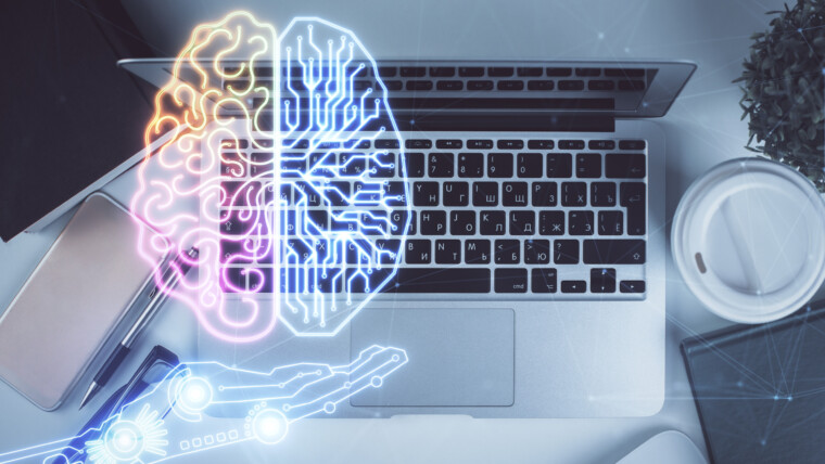 Wielokrotna ekspozycja hologramu szkicu mózgu na tle stołu roboczego z widokiem z góry z komputerem Koncepcja dużych zbiorów danych