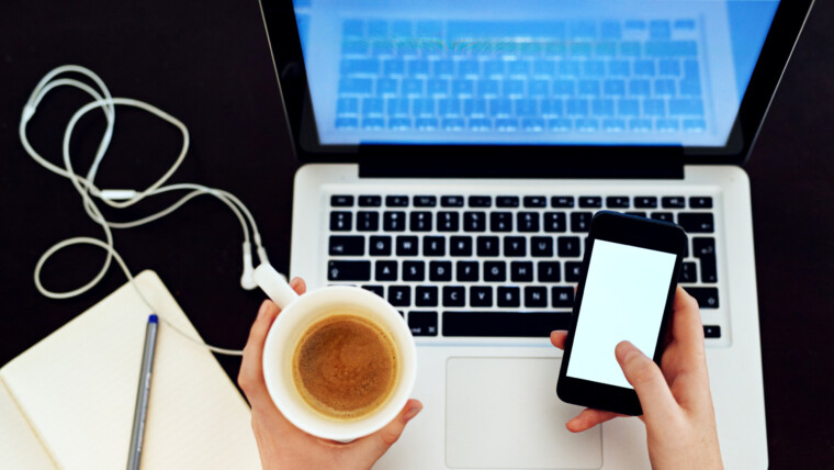 Kobieta z laptopem i kawą w widoku górnym do pracy zdalnej ze smartfonem lub notebookiem na czarnym tle Technik tworzący treści i freelancer z góry do modelowania mediów społecznościowych i opowiadania historii marki