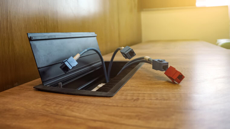 Żeńskie złącza LAN na drewnianym stole Kable LAN na stole