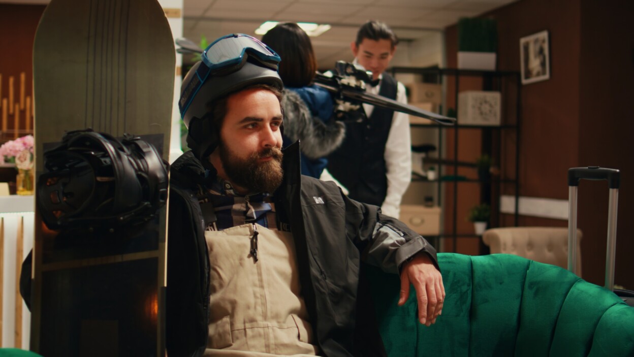 sportowiec przybywający do ośrodka alpejskiego