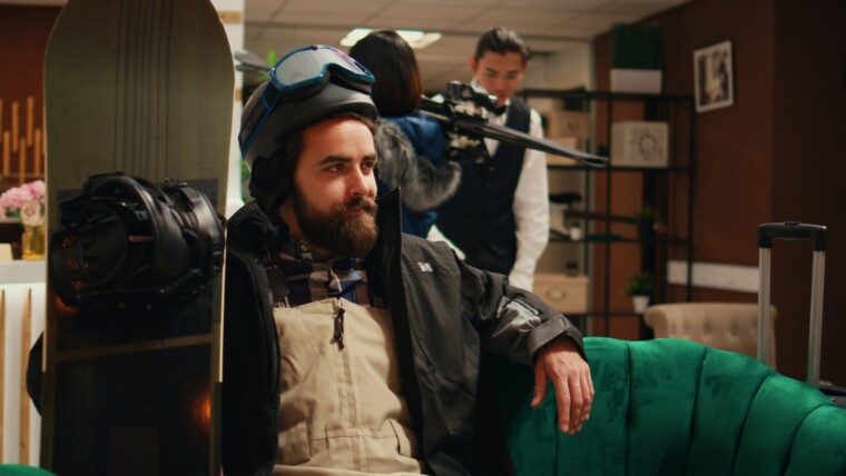 sportowiec przybywający do ośrodka alpejskiego