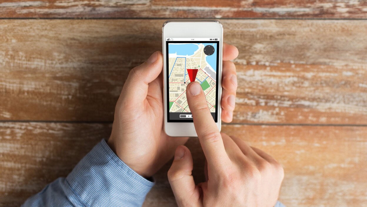 koncepcja ludzi, nawigacji i technologii - zbliżenie męskich rąk trzymających smartfon z mapą nawigatora gps