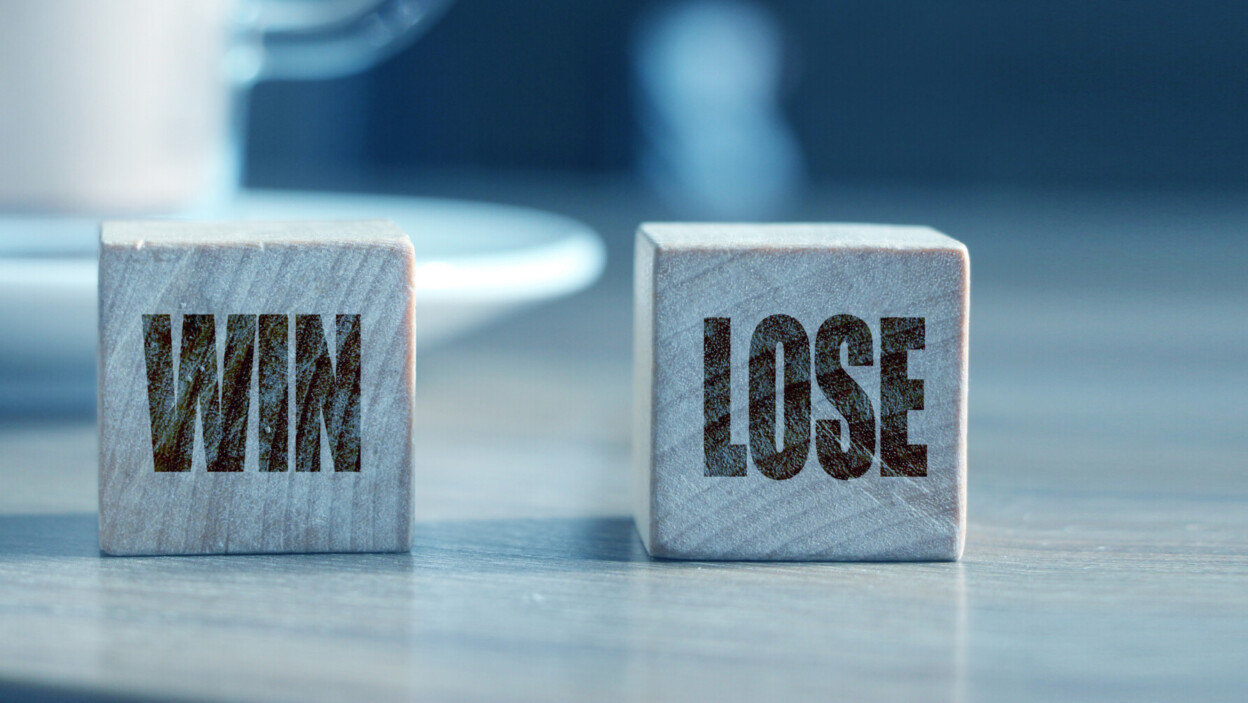 Wygraj i przegraj na drewnianych kostkach i filiżance kakao Koncepcja sukcesu i porażki biznesowej