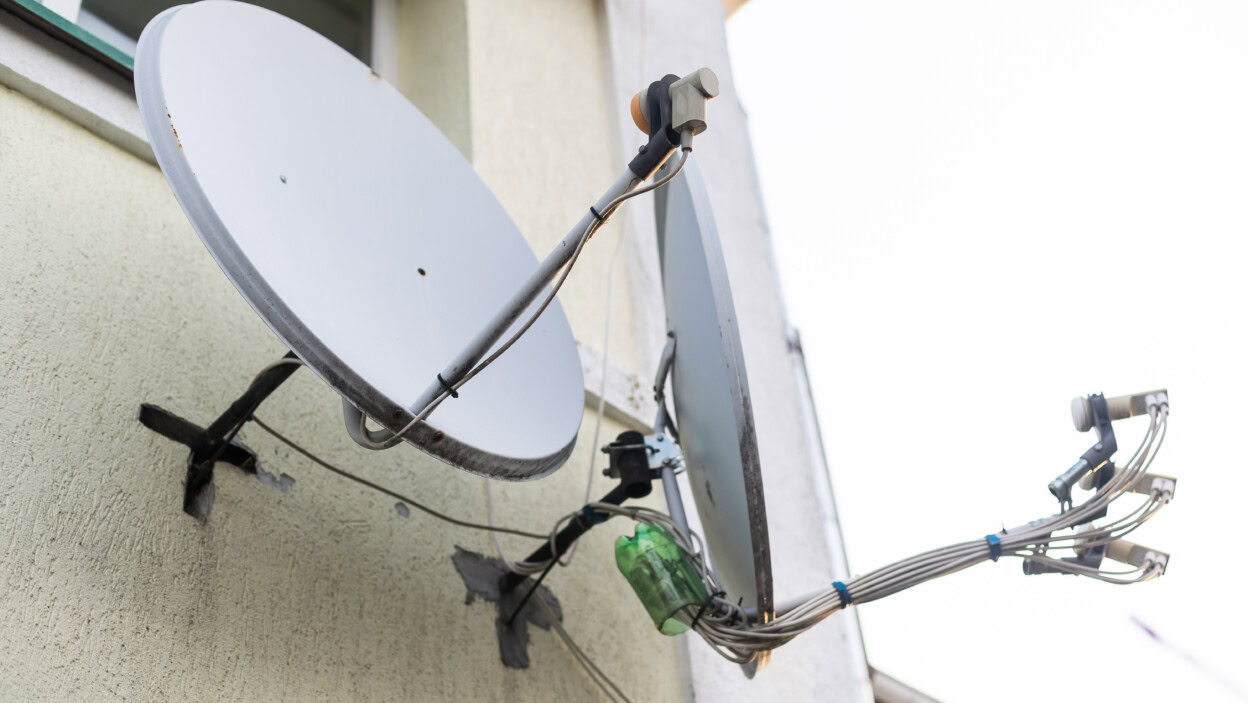 Antena satelitarna i antena telewizyjna na dachu
