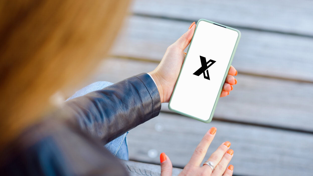 Osoba trzymająca telefon komórkowy z literą X na ekranie Koncepcja biznesowaKlaipedaLithuania09022022