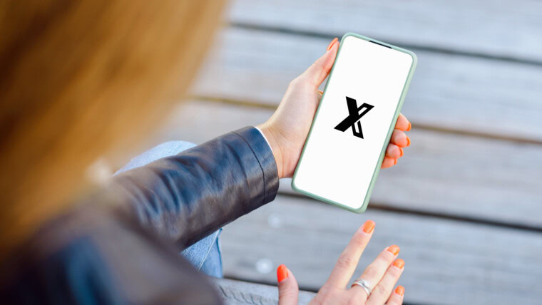 Osoba trzymająca telefon komórkowy z literą X na ekranie Koncepcja biznesowaKlaipedaLithuania09022022