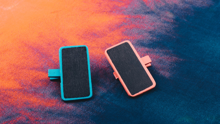 Dwie kolorowe tablice ogłoszeń na kolorowym tle