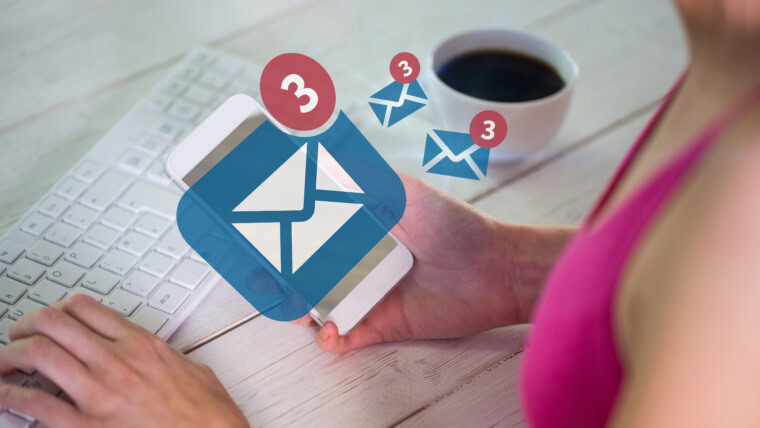 Kobieta używająca swojego smartfona przeciwko trzem otrzymanym wiadomościom tekstowym