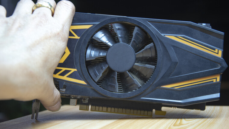 Stary stan karty graficznej komputera umieszczony na drewnianej podłodze