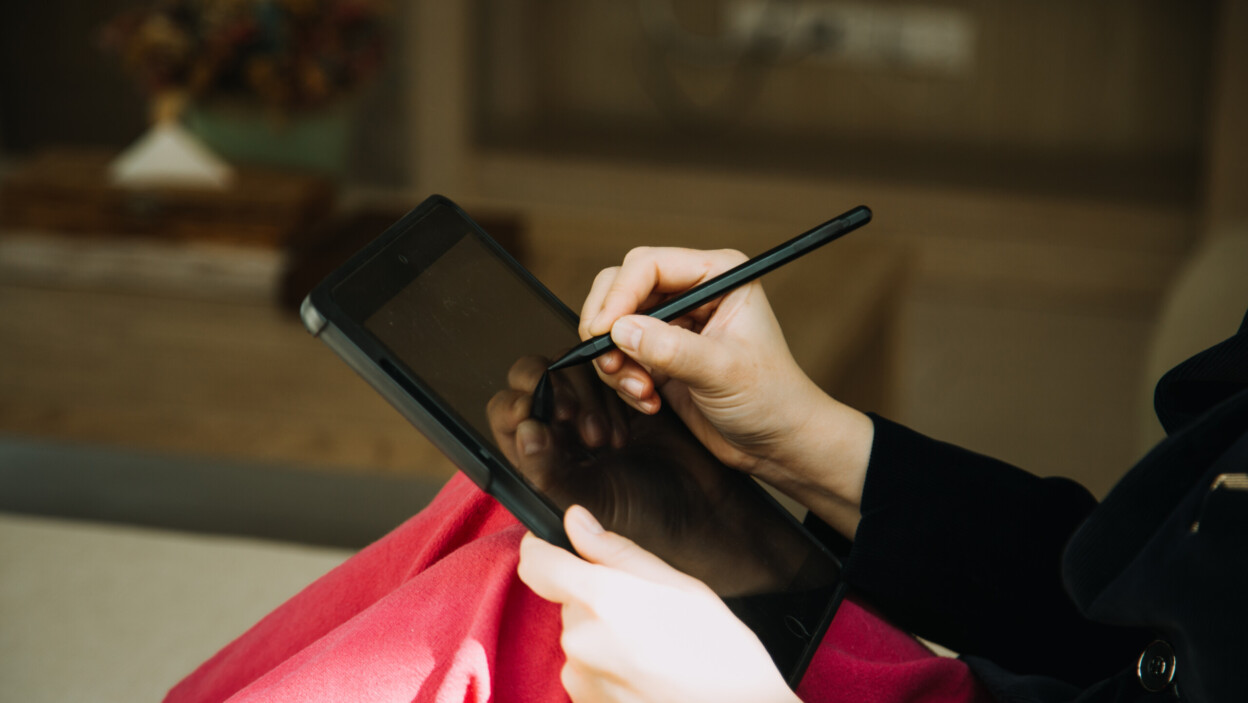 Dojrzały biznesmen używający cyfrowego tabletu do omawiania informacji