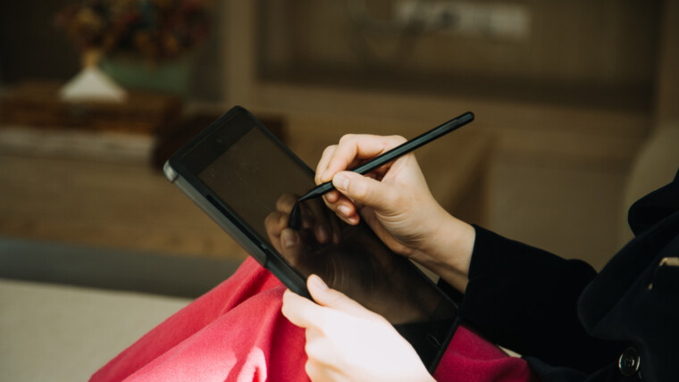 Dojrzały biznesmen używający cyfrowego tabletu do omawiania informacji