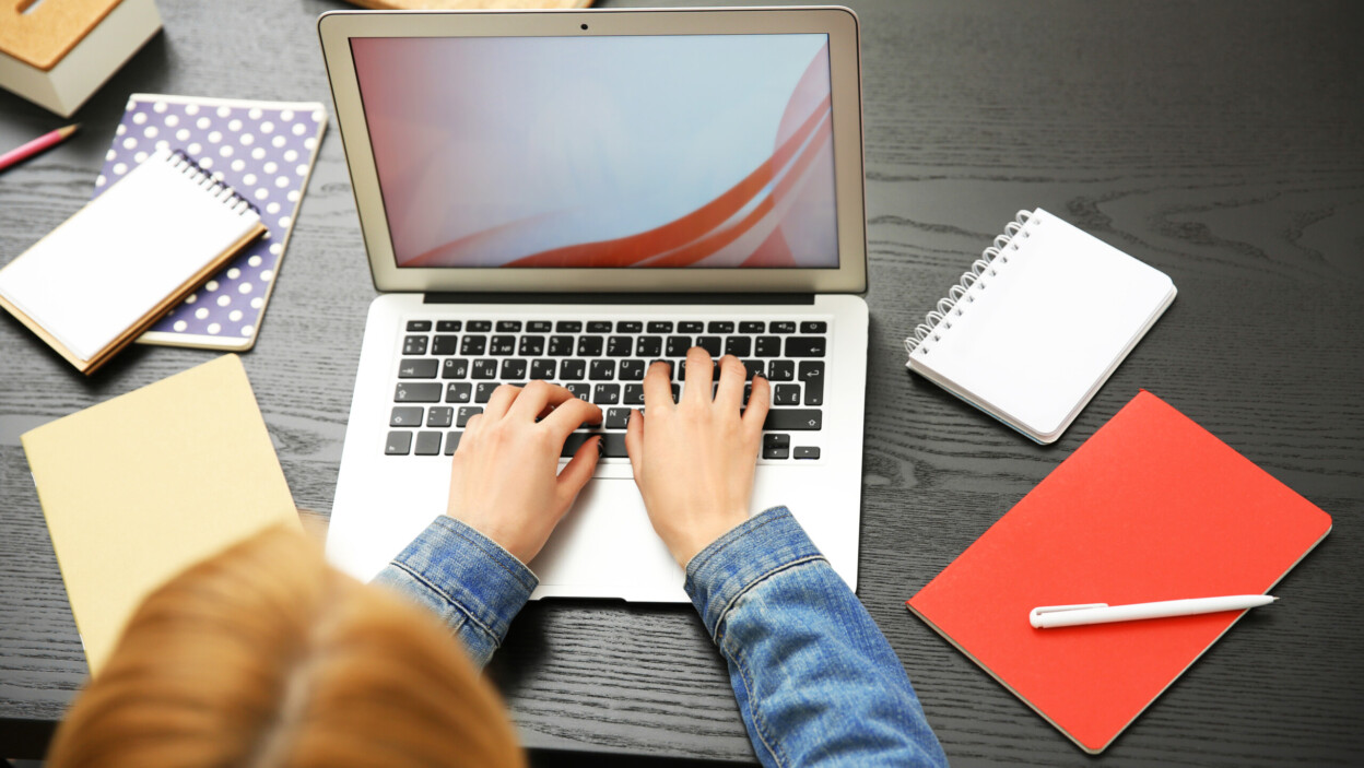 Kobieta pracująca na laptopie przy biurku