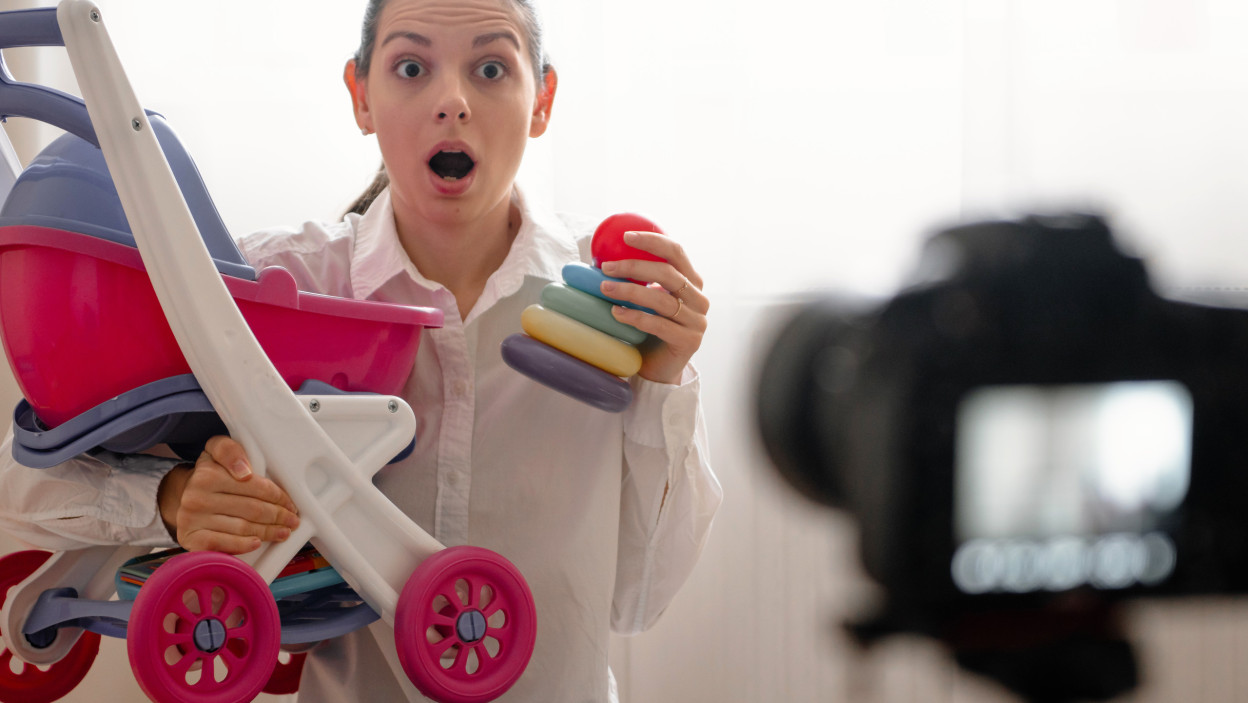 Młoda kobieta blogger z kamerą