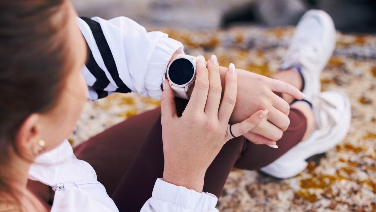 Fitness kobieta i inteligentny zegarek podczas górskich wędrówek, ćwiczenia lub wydajność, zdrowie i zegar Stoper cyfrowa technologia sportowa i ręce sprawdzają postęp aplikacji wellness i czas treningu na sprzęcie gps