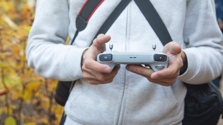 Biały mężczyzna używający sterownika drona