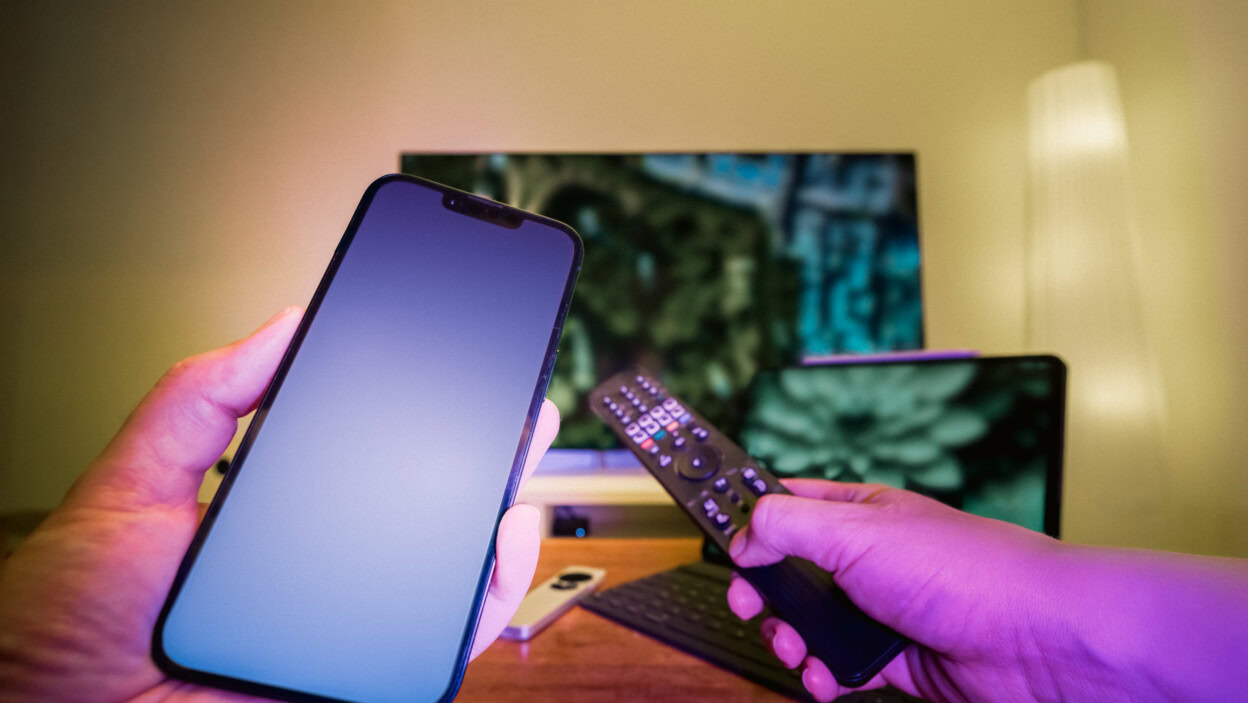 ręczny smartfon, telewizor z zdalnym sterowaniem, laptop z pustym ekranem