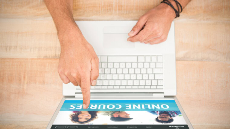 Interfejs kursów online z ręką wskazującą na pusty ekran laptopa
