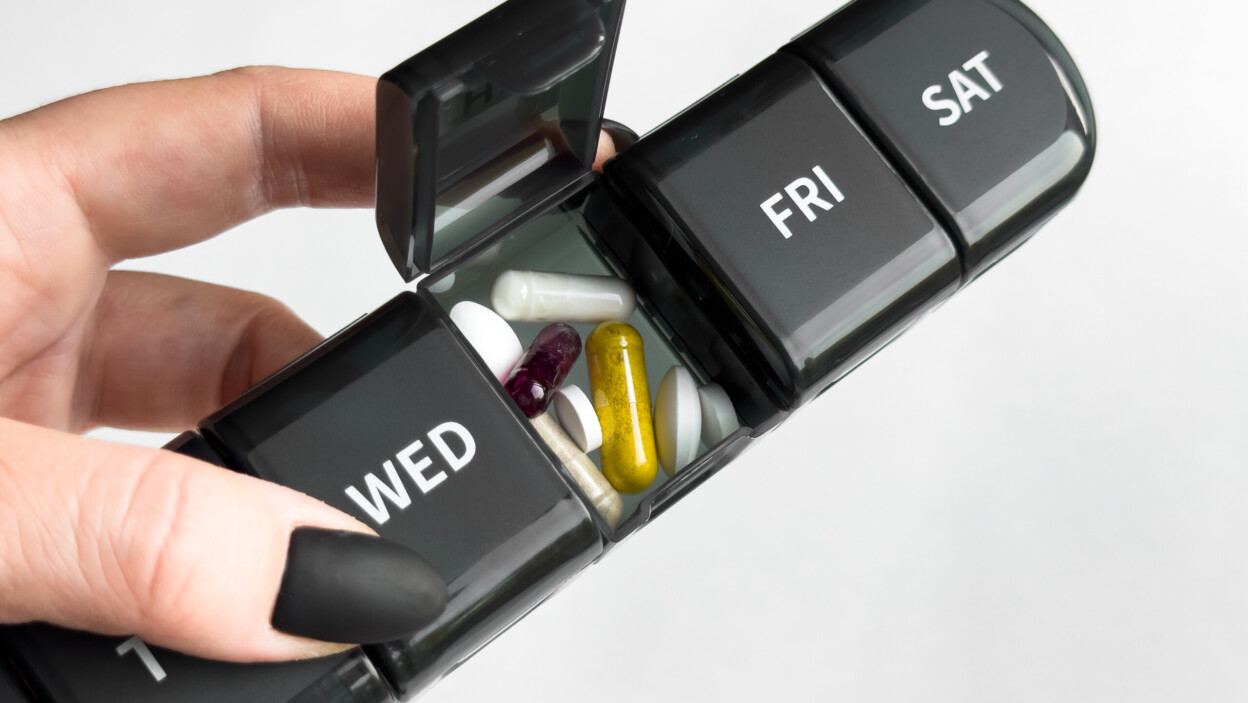 Cotygodniowy organizator pigułek z witaminami i suplementami do codziennego zarządzania zdrowiem