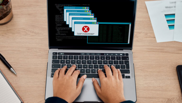 Błąd w biurze i ręce wpisując na laptopie pracującym nad tworzeniem lub projektowaniem stron internetowych z pomyłką Usterka technologiczna i typ osoby na komputerze do projektu technicznego w internecie w miejscu pracy