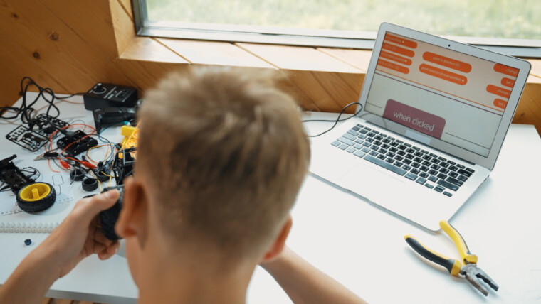 Z góry widok inteligentnego modelu samochodu studenckiego przy stole Budownictwo