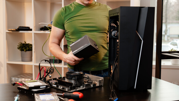 Mężczyzna montuje komputer w domu