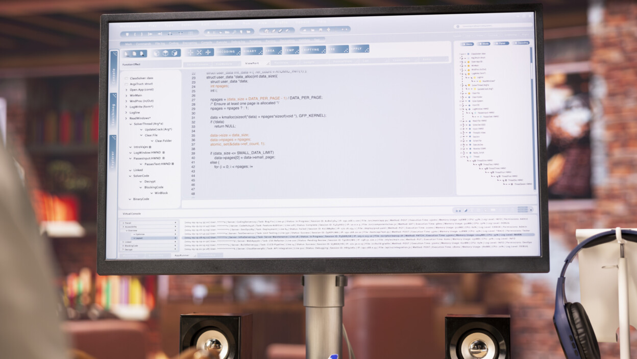 Koder na stacji roboczej programując na komputerze pisząc linie kodu z bliska