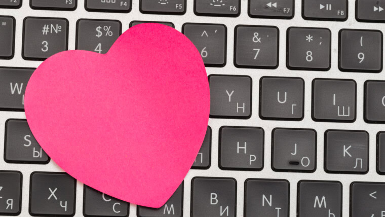 Napięta notatka na laptopie z miejscem do kopiowania dla wszystkich koncepcji
