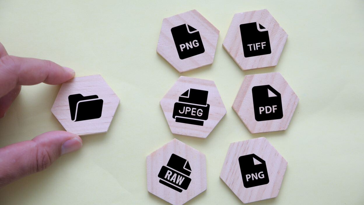 Formaty plików i koncepcja folderów przedstawione za pomocą drewnianych żetonów na pastelowym tle