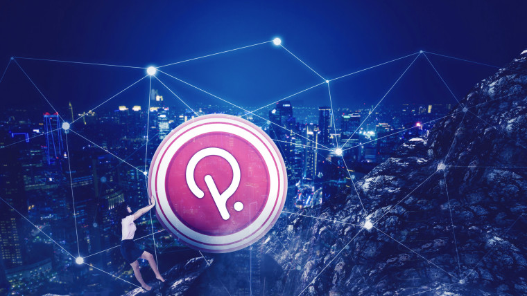 Bizneswoman pcha symbol polkadot na klifie