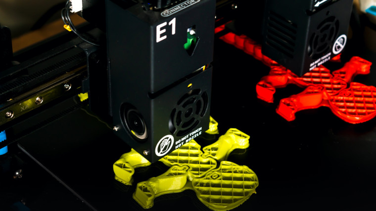 Drukarka 3D z podwójną ekstruderem, która drukuje dwa dwukolorowe modele w technologii idex